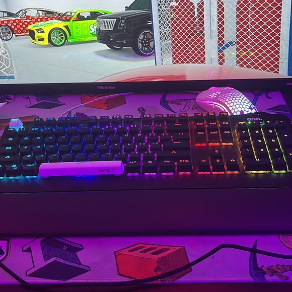 mechanical keyboard with blue switches (onn) - Picture 3 of 4